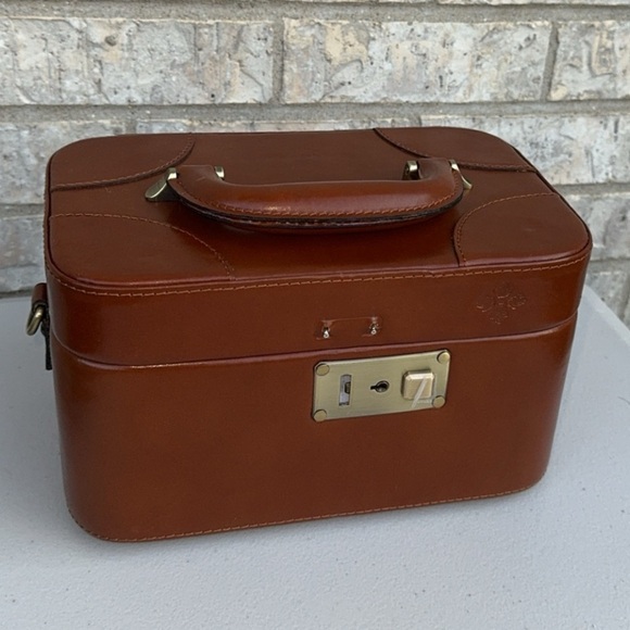 Patricia Nash Handbags - Patricia Nash Brescia Train Case Cosmetic Bag Leather
Makeup Travel AUTHENTIC